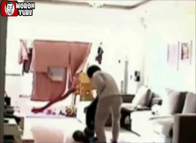 Video :A Chinese babysitter who tortures